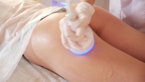 Cosmetología de hardware. Cuidado corporal. Tratamiento de spa. Tratamiento de contorno corporal de cavitación por ultrasonido. Mujer recibiendo anti — Vídeos de Stock