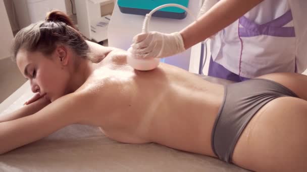 Cosmétologie du matériel. Image de jeune femme heureuse avec les yeux fermés obtenant la procédure de levage rf dans un salon de beauté. — Video