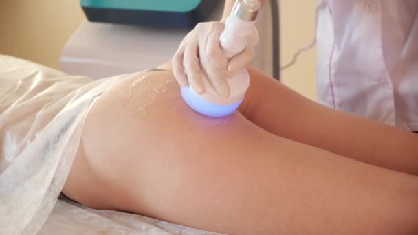 Hardware cosmetologie. Lichaamsverzorging. Spa behandeling. Echografie cavitatie lichaam contouren behandeling. Vrouw krijgt anti — Stockvideo