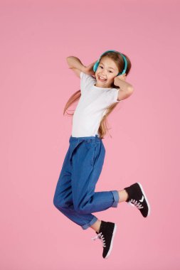 Dans ve şarkı. Gençler müzik dinler. İlgiye dayalı müzik önerildi. Mobil cihaz için bedava müzik uygulamaları. Enerjik çalma listesi. Güzel liseli kız beyaz kulaklıklar müzik dinliyor..