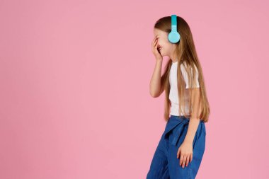 Dans ve şarkı. Gençler müzik dinler. İlgiye dayalı müzik önerildi. Mobil cihaz için bedava müzik uygulamaları. Enerjik çalma listesi. Güzel liseli kız beyaz kulaklıklar müzik dinliyor..