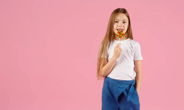 Retrato Una Niña Sorprendida Sosteniendo Paleta Forma Corazón Mirando Cámara — Foto de Stock