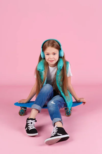 Hermosa Niña Rubia Años Con Chaqueta Posando Aislada Sobre Fondo — Foto de Stock