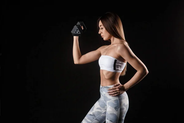 Sportos Gyönyörű Súlyzókkal Teszi Fitness Gyakorló Fekete Háttér Maradni Fitt — Stock Fotó