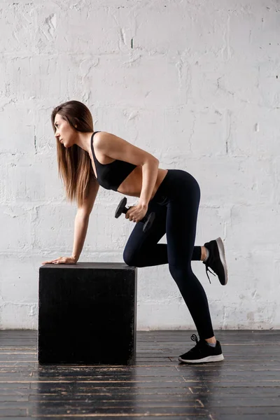 Aktywna Sportowa Kobieta Hantlami Pompująca Mięśnie Biceps Koncepcja Fitness Sport — Zdjęcie stockowe