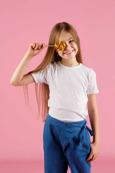 Retrato Una Niña Sorprendida Sosteniendo Paleta Forma Corazón Mirando Cámara — Foto de Stock