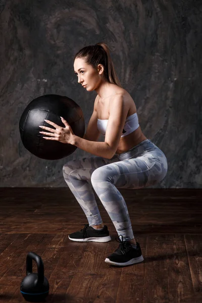 Mujer Atlética Haciendo Ejercicio Con Pelota Médica Foto Mujer Latina — Foto de Stock