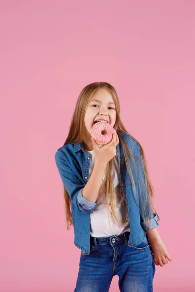 Chica Jugando Con Donut Sobre Fondo Rosa — Foto de Stock