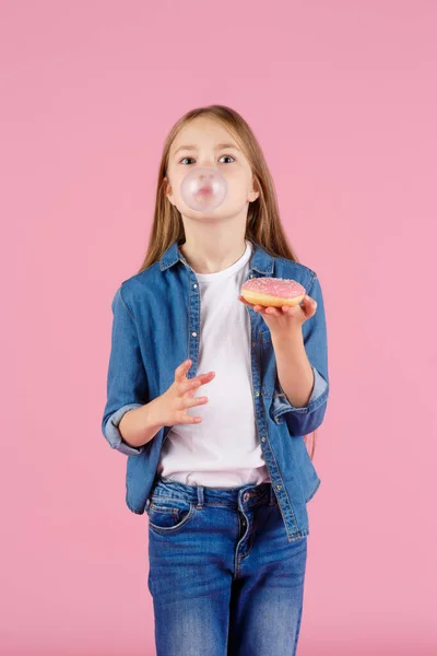 Petite Fille Avec Des Lunettes Soleil Soufflant Gomme Mâcher Rose — Photo