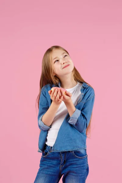 Chica Jugando Con Donut Sobre Fondo Rosa — Foto de Stock
