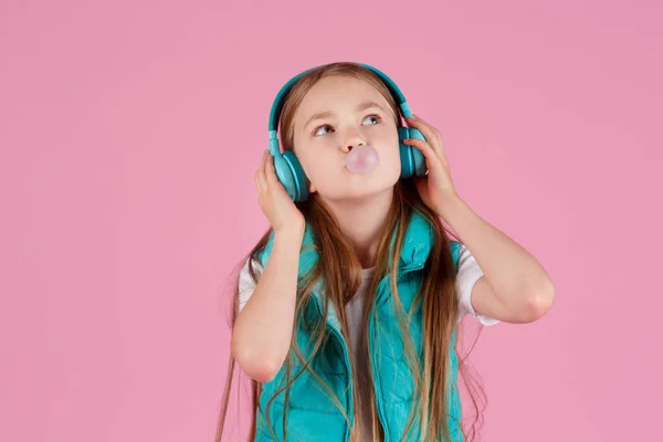 Uma Menina Com Fones Ouvido Explode Chiclete Rosa Fundo Rosa — Fotografia de Stock