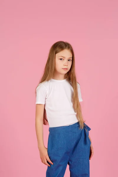 Una Niña Años Con Una Camisa Blanca Sobre Fondo Rosa — Foto de Stock
