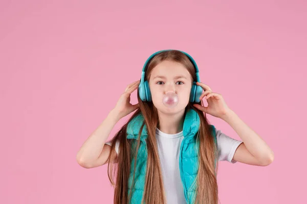 Une Petite Fille Avec Casque Explose Gomme Mâcher Rose Sur — Photo