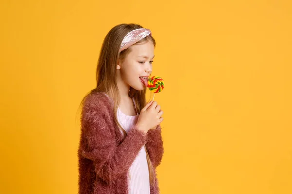 Niña Disfrutar Piruletas Durante Las Vacaciones Escolares Niño Pequeño Feliz — Foto de Stock