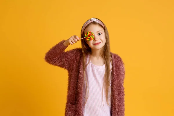 Niña Disfrutar Piruletas Durante Las Vacaciones Escolares Niño Pequeño Feliz — Foto de Stock