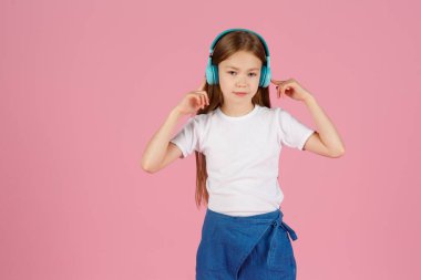Dans ve şarkı. Gençler müzik dinler. İlgiye dayalı müzik önerildi. Mobil cihaz için bedava müzik uygulamaları. Enerjik çalma listesi. Güzel liseli kız beyaz kulaklıklar müzik dinliyor..