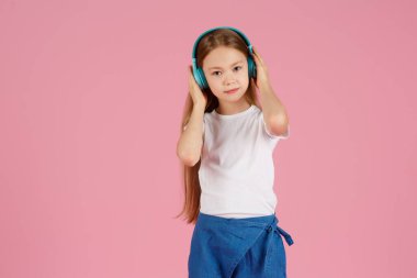 Dans ve şarkı. Gençler müzik dinler. İlgiye dayalı müzik önerildi. Mobil cihaz için bedava müzik uygulamaları. Enerjik çalma listesi. Güzel liseli kız beyaz kulaklıklar müzik dinliyor..