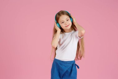 Dans ve şarkı. Gençler müzik dinler. İlgiye dayalı müzik önerildi. Mobil cihaz için bedava müzik uygulamaları. Enerjik çalma listesi. Güzel liseli kız beyaz kulaklıklar müzik dinliyor..