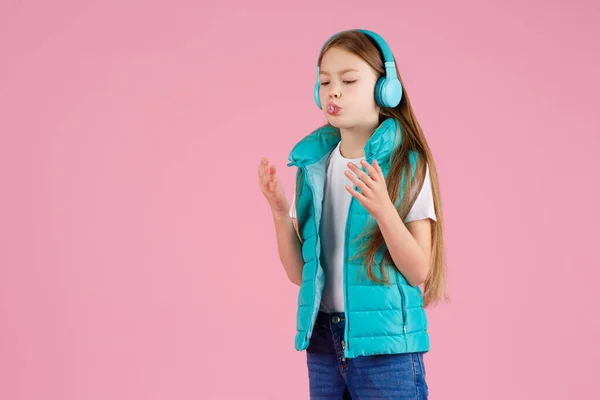 Una Niña Con Auriculares Explota Goma Mascar Rosa Sobre Fondo —  Fotos de Stock