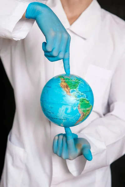 青い背景に隔離された医療用ガウン滅菌顔マスク手袋の男性医師の作物の画像 流行性パンデミックコロナウイルス2020 Ncvは Covid 19インフルエンザウイルスの概念を脅かす 地球の世界を保持する — ストック写真