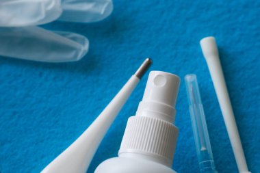 Coronavirus koruması ve tedavisi: tıbbi maske, el antiseptiği, eldivenler ve bardaklar, termometre ve haplar. Yeni koronavirüs enfeksiyonu salgını konsepti. Üst görünüm