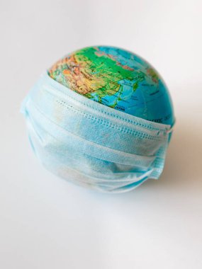 Covid-19 virüsünün tıbbi maskesi olan dünya doktorların elinde. Kavram salgını ve Coronavirüs salgını.