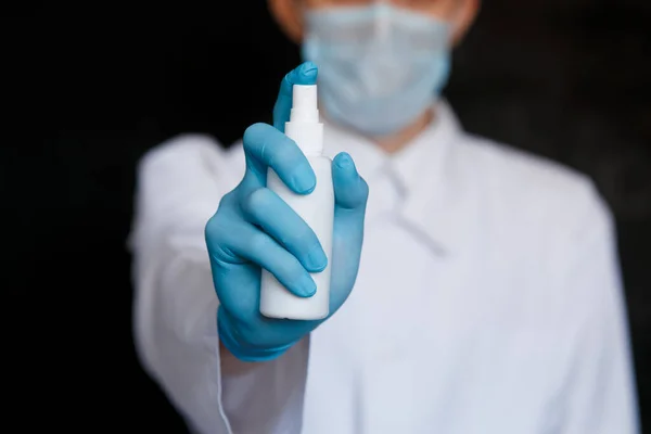 近视女医生的手显示个人的防腐剂或清洁剂 Covid 19保护措施 白衣医生 白底白衣 — 图库照片