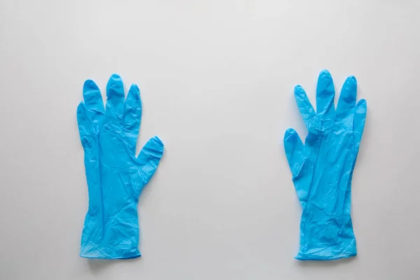 Niebieskie Rękawice Medyczne Białym Tle Odbiór Ochrona Przeciw Wideokonferencji Epidemia — Zdjęcie stockowe