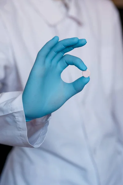 Píldora Las Manos Del Médico Cerca Médico Píldora Paciente — Foto de Stock