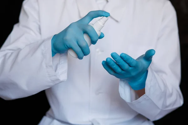 Στενή Άποψη Των Γυναικείων Χεριών Ιατρός Δείχνει Ένα Προσωπικό Αντισηπτικό — Φωτογραφία Αρχείου