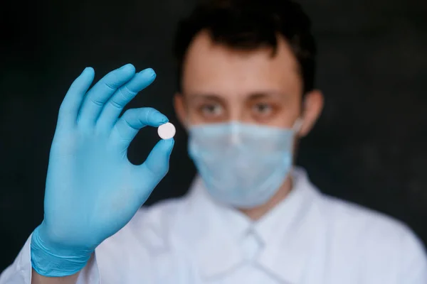 Χάπι Στα Χέρια Του Γιατρού Από Κοντά Γιατρός Δίνει Χάπι — Φωτογραφία Αρχείου
