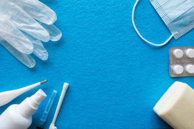 Lateks tıbbi eldivenler, yüz maskesi, termometre ve antiseptik sabun. Covid-19 konsepti. salgın temel gereksinimler kopyalama alanını ayarlar