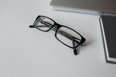 Masada bir sürü tablet, laptop, akıllı telefon ve kahve fincanı defteri var. Kopyalama alanı olan üst görünüm, düz yatay.