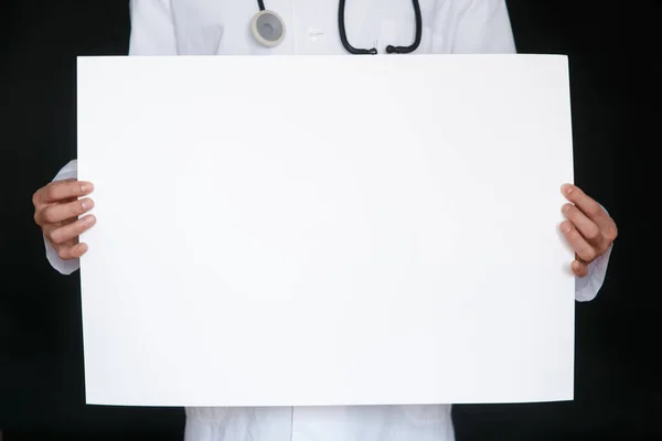 Mężczyzna Czarnej Koszulce Rękawiczkach Medycznych Trzyma Biały Karton Papieru Makieta — Zdjęcie stockowe