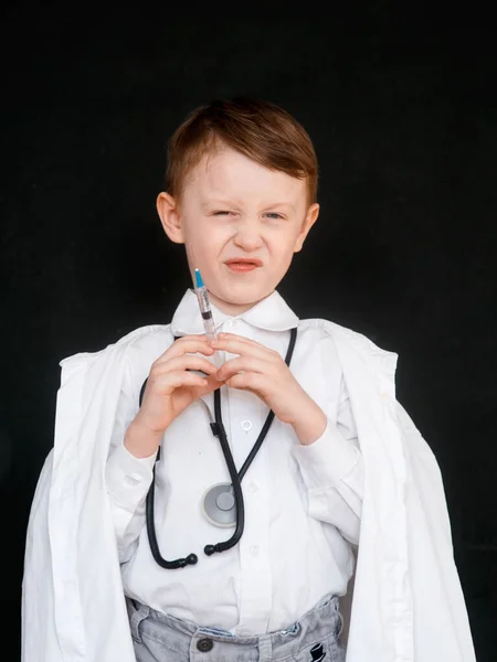 Niño Papel Médico Niño Elige Profesión Médico Jeringa Sus Manos — Foto de Stock