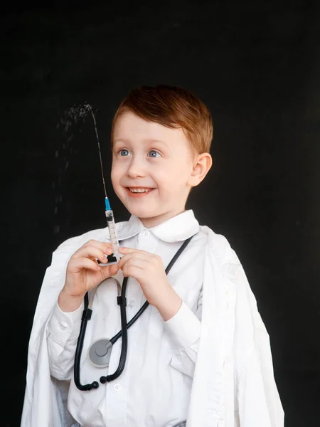 Uma Criança Papel Médico Menino Escolhe Profissão Médico Seringa Suas — Fotografia de Stock