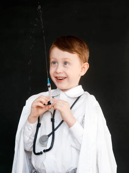 Niño Papel Médico Niño Elige Profesión Médico Jeringa Sus Manos — Foto de Stock