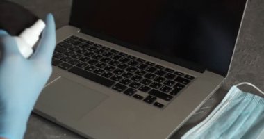 Coronavirüs salgını sırasında ofisin sterilize edilmesi. Erkek işçi koruyucu yüz maskesi takıyor.