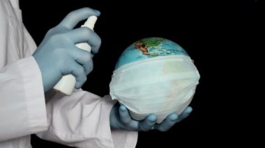 Konsept, gezegeni koronavirüsten korumak. Antiseptiği küreye dök. Covid-19 ve Dünya...