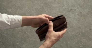 Deri Cüzdan 'ı parasız tutan bir adamın yakın çekimi. Yoksulluk kavramı.