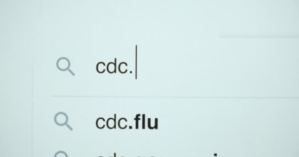 Bilgisayar ekranına yakın çekim. CDC koronavirüsünü aramaya ayarlayın — Stok video