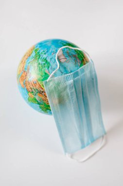 Covid-19 virüsünün tıbbi maskesi olan dünya doktorların elinde. Kavram salgını ve Coronavirüs salgını.