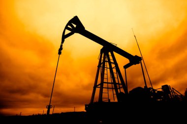 Petrol pompası petrol platformu enerji endüstriyel makine tasarım için günbatımı arka planda petrol için