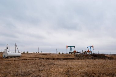 Yeşil Petrol Petrol Petrol Platformu Petrol Ham için Enerji Sanayi Makinesi. Petrol krizi. Rusya petrol kirliliği pompalıyor