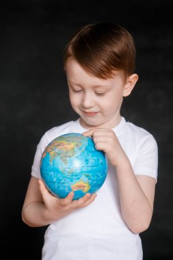 Gri arka planda gözlerinde korku olan maske takan bir çocuğun yüzü. Coronavirus ve Hava kirliliği konsepti. Siyah arka planda COVID-19 çocuğu