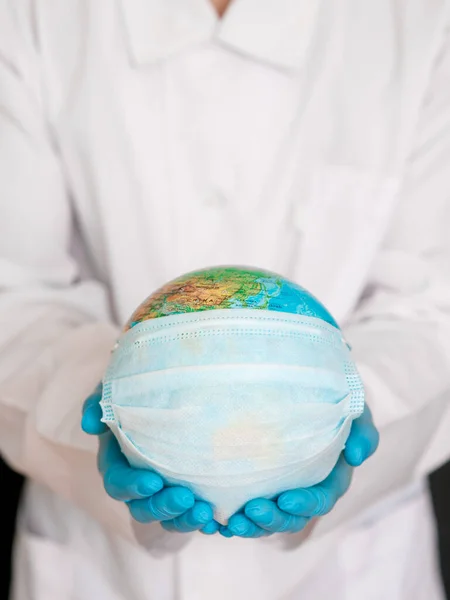 Globe Avec Masque Médical Virus Covid Dans Les Mains Médecin — Photo