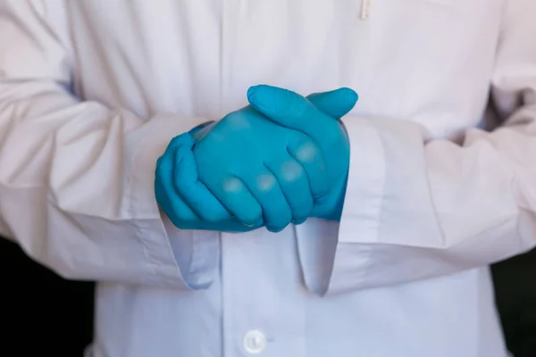 Γιατρός Γκρο Πλαν Ιατρικά Γάντια Χειρουργού Μαύρο Φόντο — Φωτογραφία Αρχείου