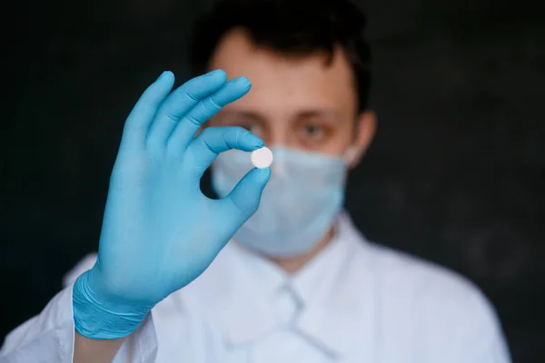 Χάπι Στα Χέρια Του Γιατρού Από Κοντά Γιατρός Δίνει Χάπι — Φωτογραφία Αρχείου