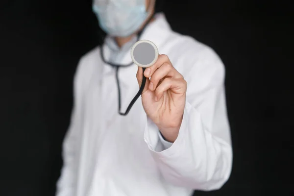 Mężczyzna Lekarz Czarny Tło Stetoskop Jego Ręce Zbliżenie — Zdjęcie stockowe