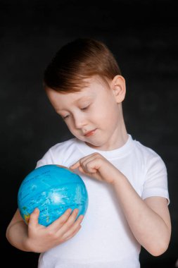 Gri arka planda gözlerinde korku olan maske takan bir çocuğun yüzü. Coronavirus ve Hava kirliliği kavramı
